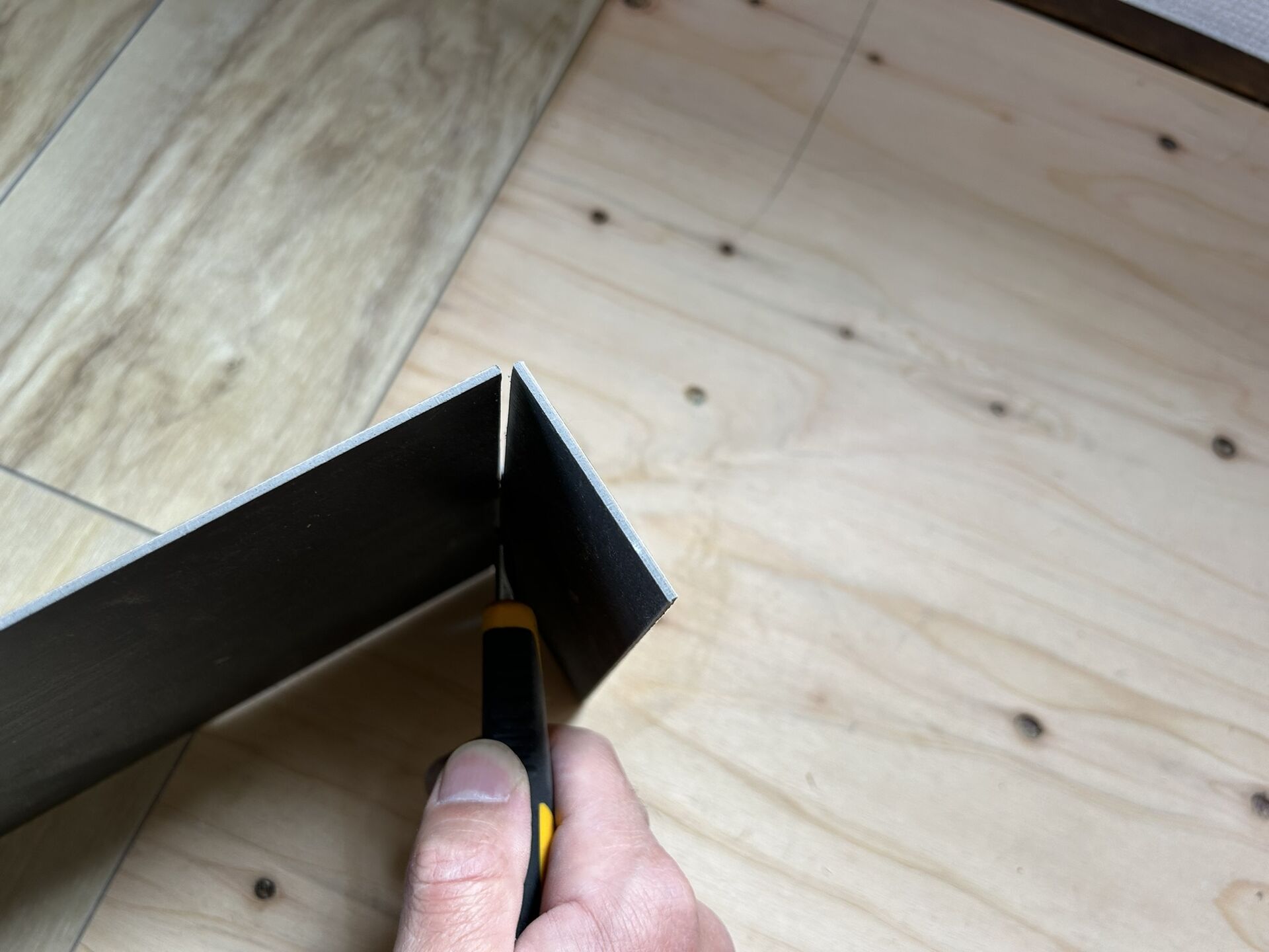 DIYで簡単！カッターで切れる塩ビタイルを使ったフローリング 